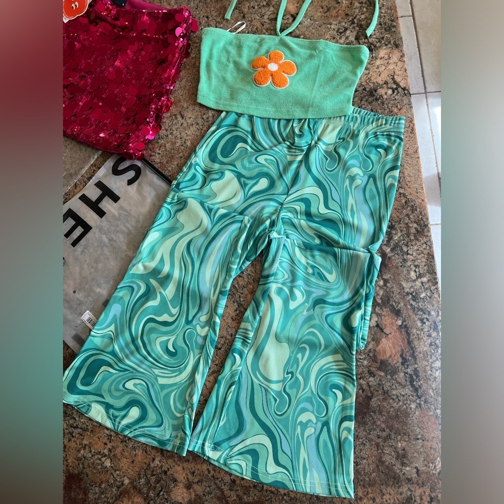 NWT  Yoga pants Flared legs & Sm flower Halter top green tie dyed pattern
